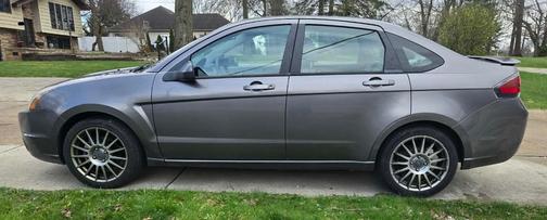 Gray 2010 Ford Focus SES