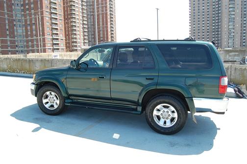 Green 2000 Toyota 4Runner SR5 4WD