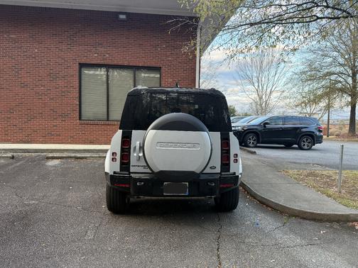 2023 Land Rover Defender X-Dynamic SE