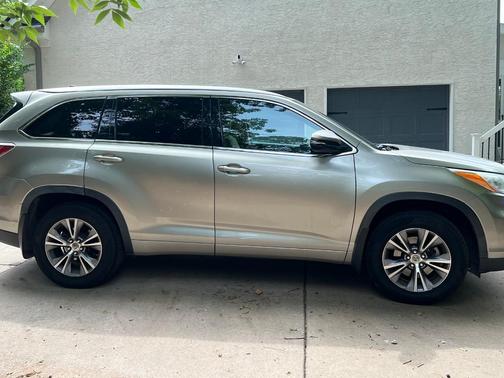 Gold 2014 Toyota Highlander XLE