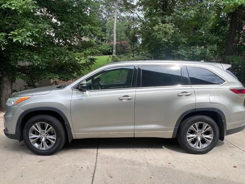 Gold 2014 Toyota Highlander XLE