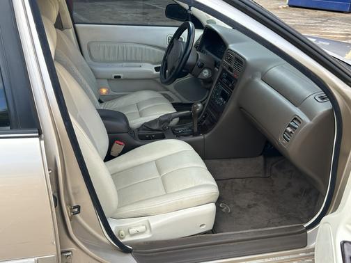 Beige 1996 INFINITI I30 Touring