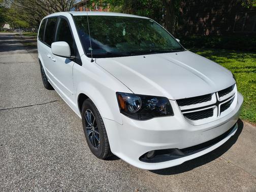White 2017 Dodge Grand Caravan GT