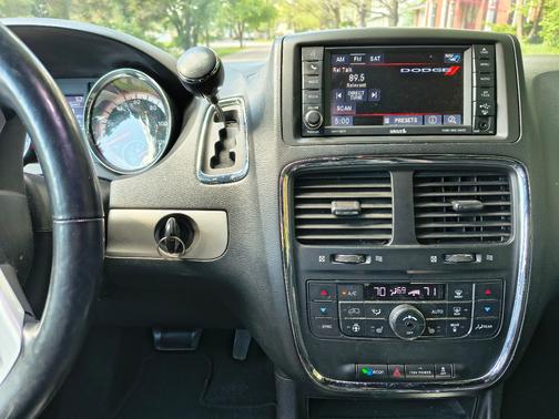 White 2017 Dodge Grand Caravan GT