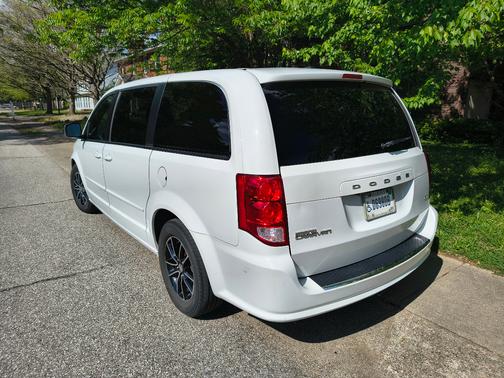 White 2017 Dodge Grand Caravan GT