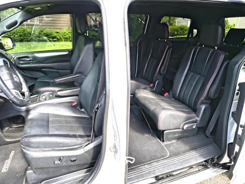 White 2017 Dodge Grand Caravan GT