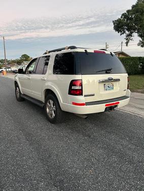 White 2009 Ford Explorer XLT