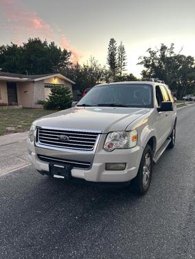 White 2009 Ford Explorer XLT