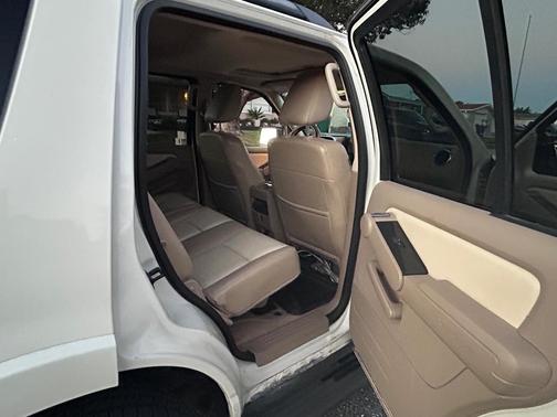 White 2009 Ford Explorer XLT