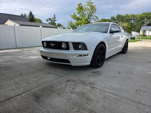 White 2005 Ford Mustang GT