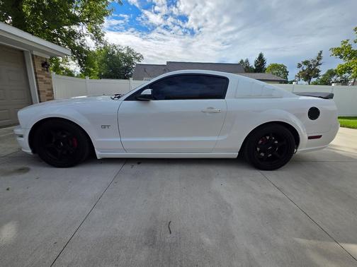 White 2005 Ford Mustang GT