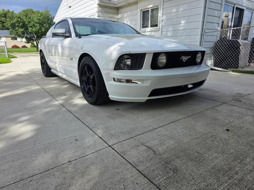 White 2005 Ford Mustang GT