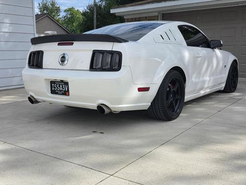 White 2005 Ford Mustang GT
