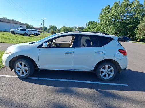 White 2009 Nissan Murano SL