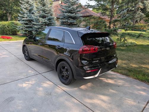 Black 2017 Kia Niro FE