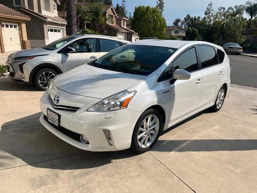 2014 Toyota Prius v Five