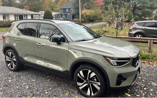 2023 Volvo XC40 B5 Plus Dark Theme