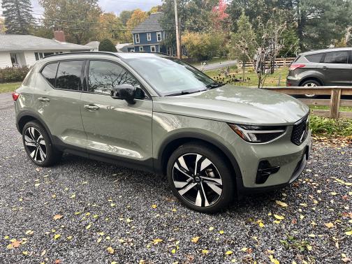2023 Volvo XC40 B5 Plus Dark Theme