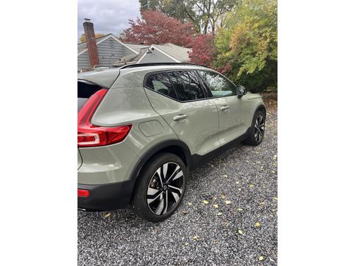 2023 Volvo XC40 B5 Plus Dark Theme
