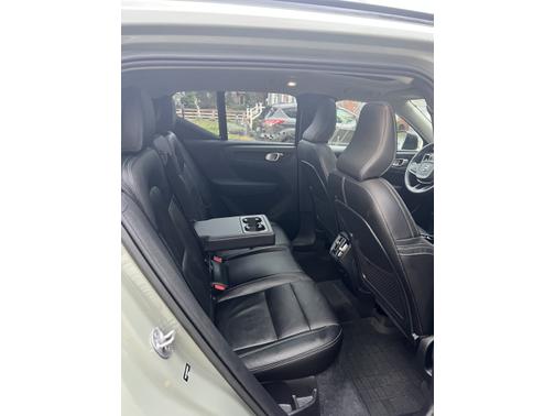 2023 Volvo XC40 B5 Plus Dark Theme