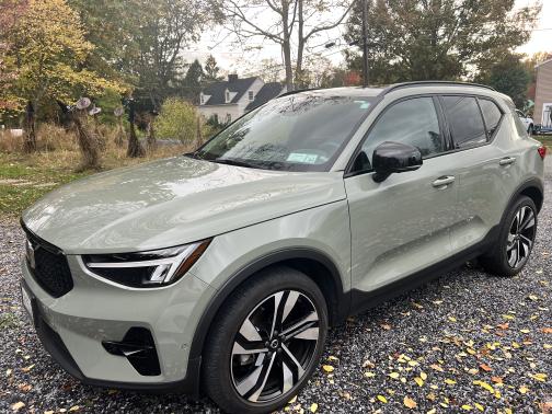 2023 Volvo XC40 B5 Plus Dark Theme