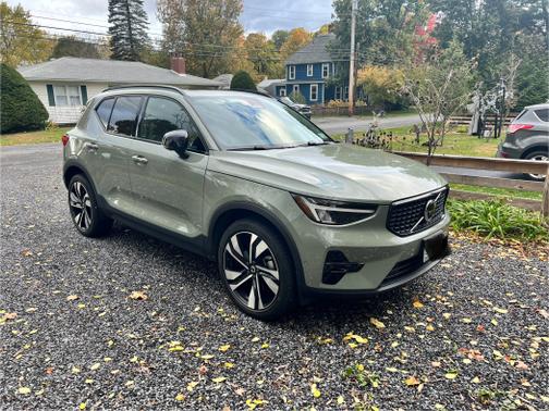2023 Volvo XC40 B5 Plus Dark Theme