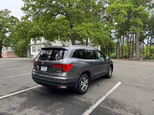 Gray 2016 Honda Pilot EX-L