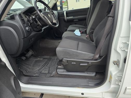 White 2009 Chevrolet Silverado 2500 LT Crew Cab