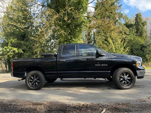 Black 2004 Dodge Ram 1500 SLT Quad Cab