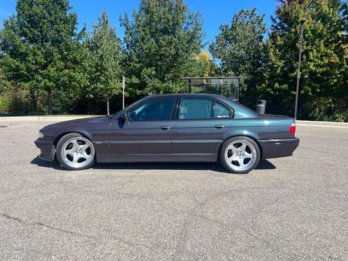 Green 2001 BMW 740 i