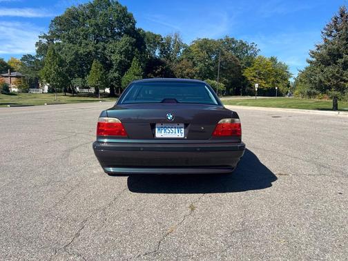 Green 2001 BMW 740 i