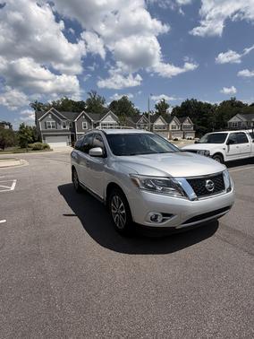 Silver 2014 Nissan Pathfinder SL