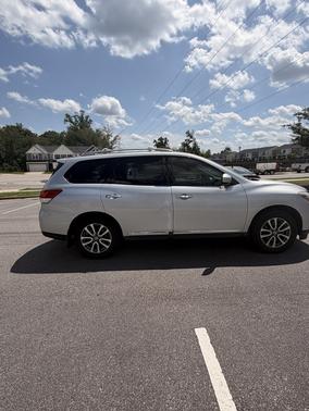 Silver 2014 Nissan Pathfinder SL