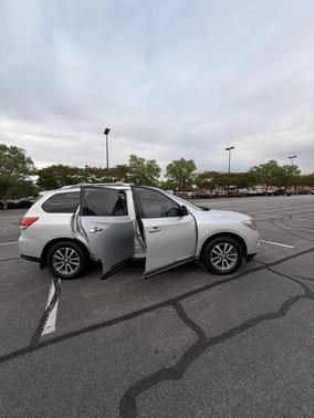 Silver 2014 Nissan Pathfinder SL