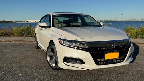 White 2018 Honda Accord Touring 2.0T