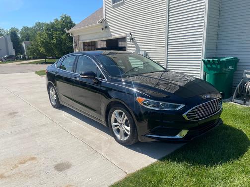 Black 2018 Ford Fusion SE