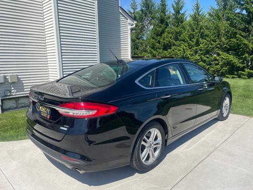 Black 2018 Ford Fusion SE