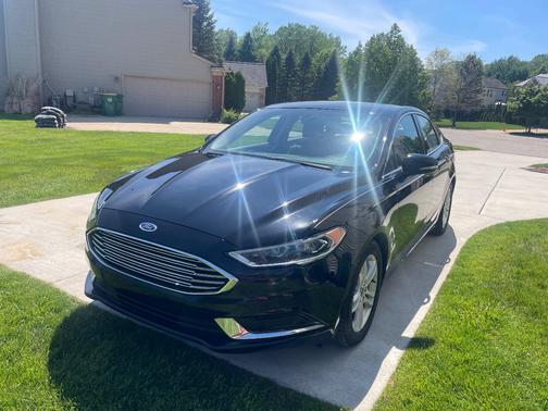 Black 2018 Ford Fusion SE