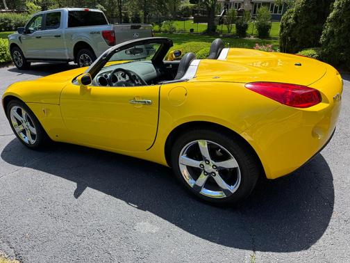 Yellow 2007 Pontiac Solstice Base