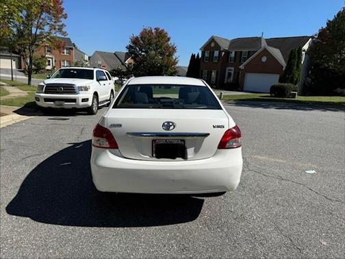 White 2011 Toyota Yaris Base