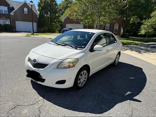 White 2011 Toyota Yaris Base