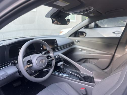2024 Hyundai ELANTRA SE