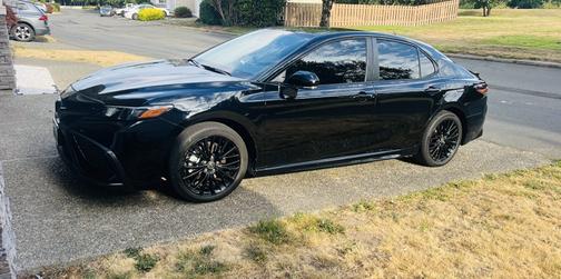 Black 2022 Toyota Camry Hybrid SE