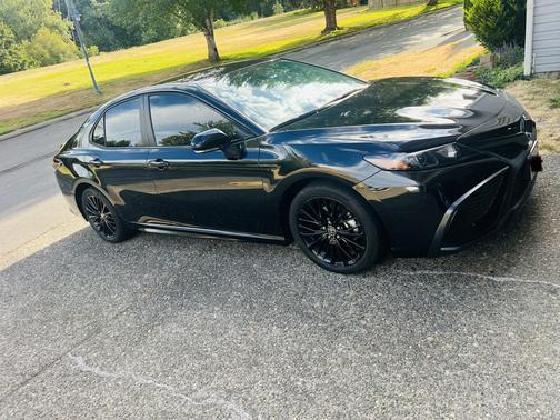 Black 2022 Toyota Camry Hybrid SE