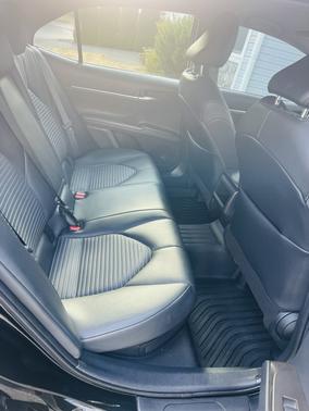 Black 2022 Toyota Camry Hybrid SE