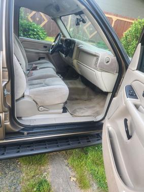 Beige 2004 Chevrolet Suburban 1500 LS