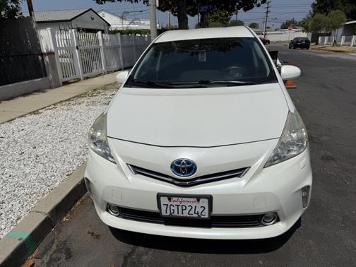 2014 Toyota Prius v Five