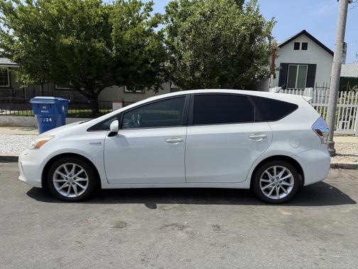 2014 Toyota Prius v Five