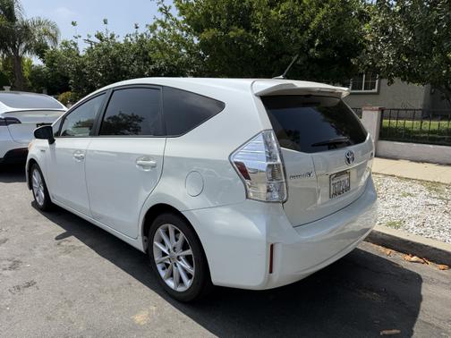 2014 Toyota Prius v Five