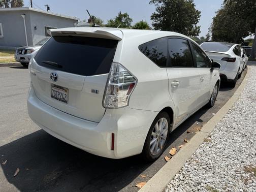 2014 Toyota Prius v Five